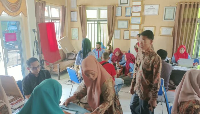 Disdukcapil OKU Jemput Bola Di Desa Batumarta II Untuk Aktivasi IKD dan Pemberkasan Lainnya