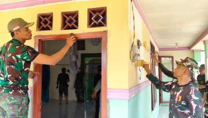 Bersihkan Mushola dan Salurkan Bantuan, Kodim 0815/Mojokerto dan FIF Group Hadirkan Manfaat bagi Masyarakat