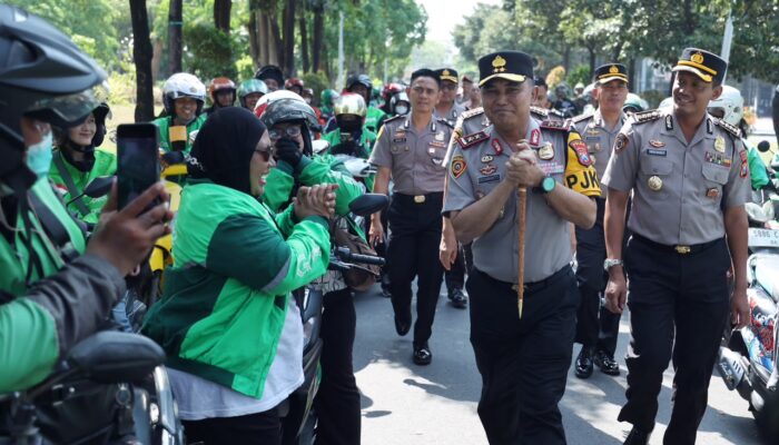Jumat Berkah, Polda Jatim Salurkan 600 Paket Sembako untuk Pengemudi Ojol