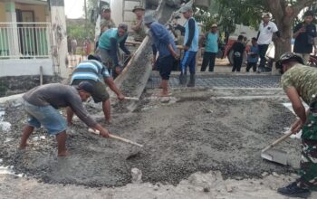 Personel Kodim 0815/Mojokerto dan Warga Bahu-Membahu Cor Jembatan Beton Garuda di Bangsal