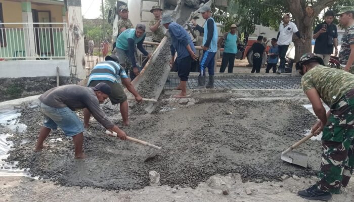 Personel Kodim 0815/Mojokerto dan Warga Bahu-Membahu Cor Jembatan Beton Garuda di Bangsal